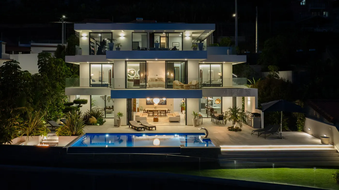 Villa moderne avec piscine à débordement de nuit, Madère