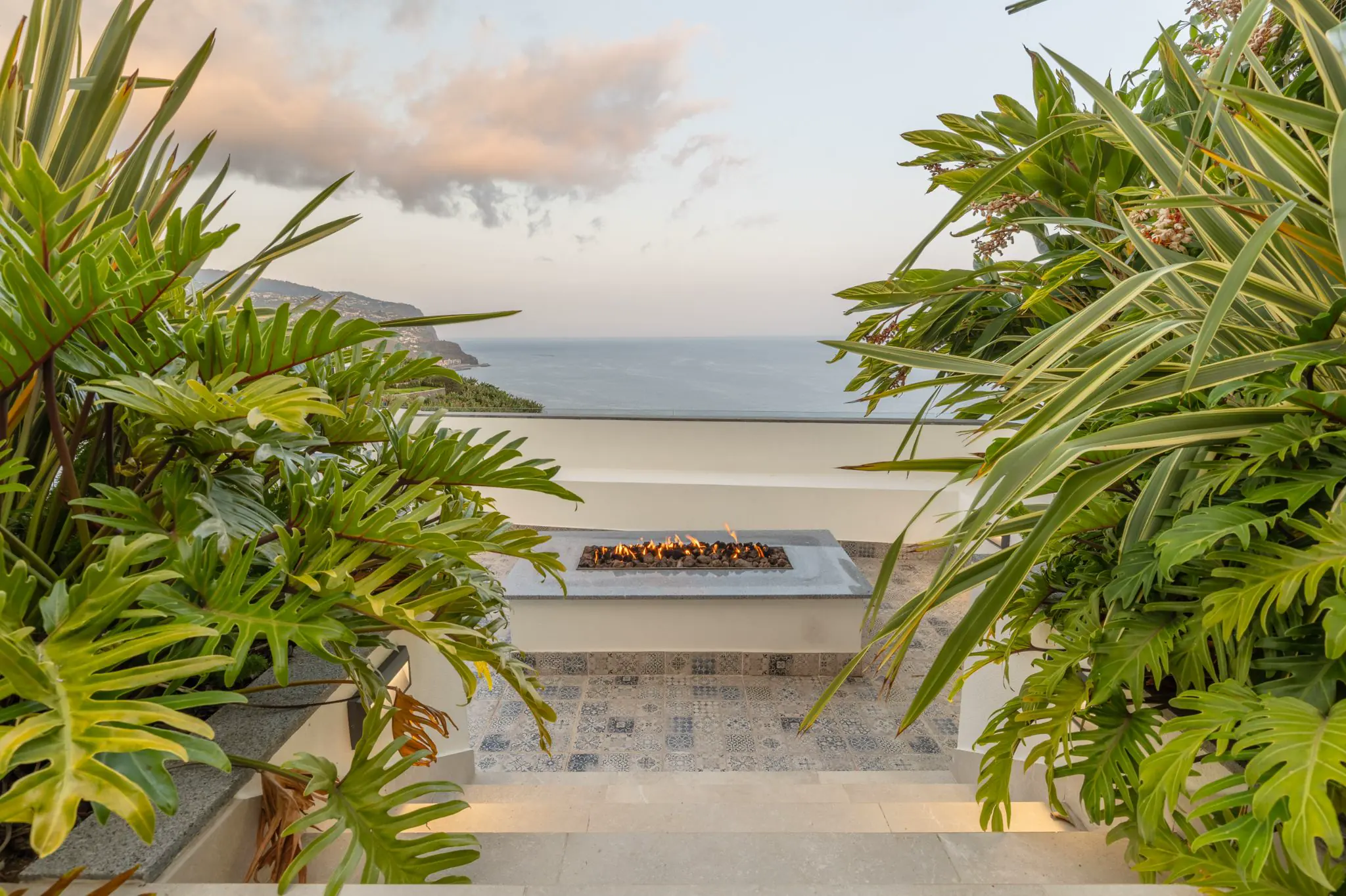 Terrasse avec vue sur la mer et brasero à Madère