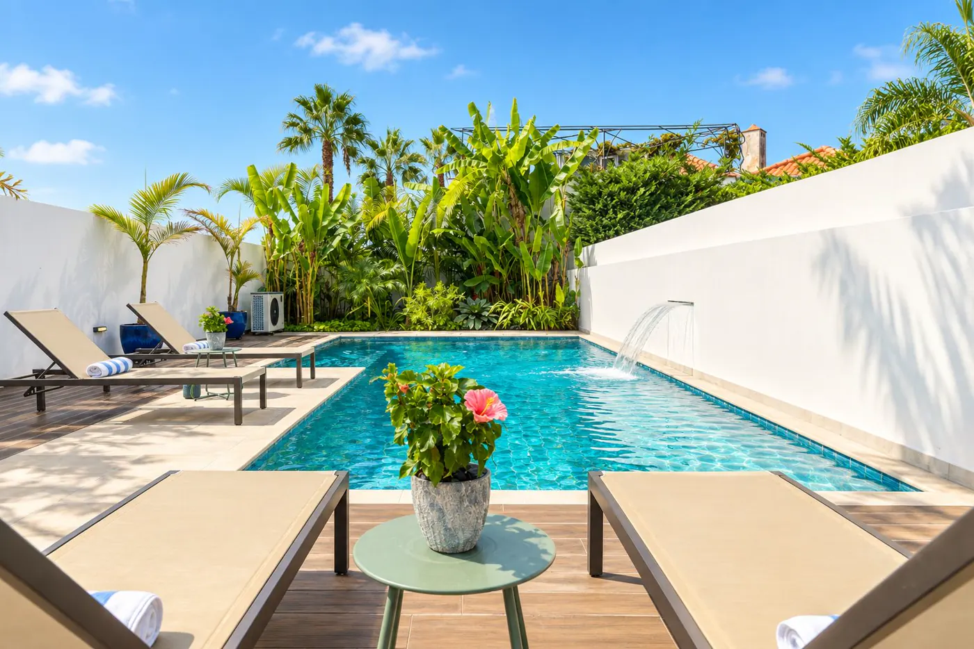 Piscine privée et jardin tropical d’une villa de luxe à Madère